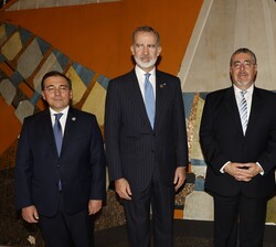Su Majestad el Rey con S.E. César Bernardo Arévalo de León, Presidente de la República de Guatemala, junto al ministro de Asuntos Exteriores, Unión Eu