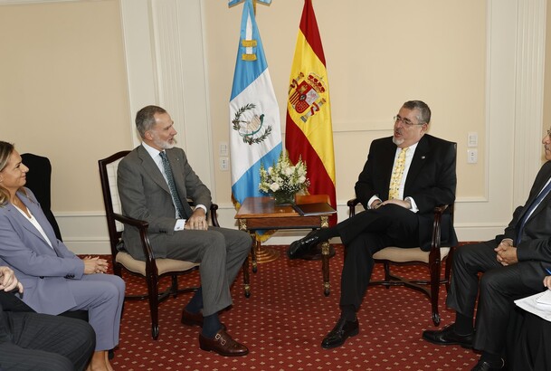 Su Majestad el Rey conversa con Su Excelencia César Bernardo Arévalo de León, Presidente electo de la República de Guatemala, durante el encuentro que