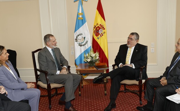 Su Majestad el Rey conversa con Su Excelencia César Bernardo Arévalo de León, Presidente electo de la República de Guatemala, durante el encuentro que
