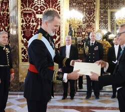 Su Majestad el Rey recibe en el Palacio Real de Madrid las Cartas Credenciales del embajador de la República Italiana, Giuseppe Maria Buccino Grimaldi