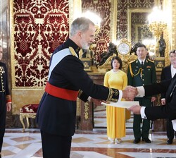 Su Majestad el Rey recibe en el Palacio Real de Madrid las Cartas Credenciales del embajador de la República Socialista de Vietnam, Thanh Song Doan