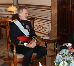Su Majestad el Rey conversa con el embajador de la República Socialista de Vietnam, Thanh Song Doan, tras recibir las Cartas Credenciales
