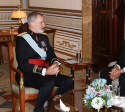Su Majestad el Rey conversa con el embajador de la República de Mozambique, Eugenio Agostinho Langa, tras recibir las Cartas Credenciales