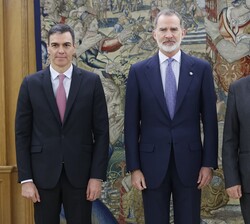 El Rey junto al presidente del Gobierno, Pedro Sánchez, y el fiscal general del Estado, Álvaro García Ortiz