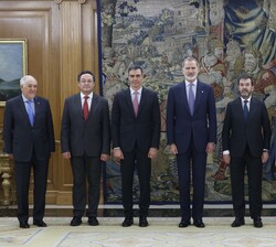 Su Majestad el Rey junto a las autoridades del Estado asistentes al acto de promesa del nuevo fiscal general del Estado, Álvaro García Ortiz