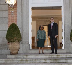 Su Majestad el Rey y la Presidenta de la República Democrática Federal de Etiopía, Sra. Sahle-Work Zewde en la entrada del Palacio de La Zarzuela