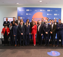 Fotografía de grupo de Su Majestad la Reina con las autoridades, personalidades y los premiados de anteriores ediciones de la FPdGI