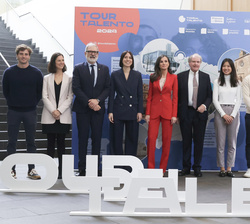 Fotografía de grupo de Su Majestad la Reina con las autoridades, personalidades y los candidatos al Premio "CreaEmpresa 2024" de la Fundació