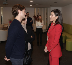 Su Majestad la Reina conversa con Antonio Espinosa de los Monteros, cofundador y consejero delegado de AUARA, galardonado con el premio “CreaEmp