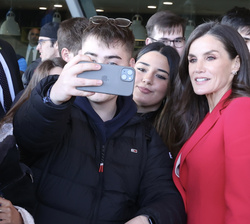 Su Majestad la Reina se fotografía con los jóvenes que se encontraban a su salida del acto