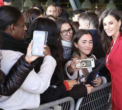 Su Majestad la Reina se fotografía con los jóvenes que se encontraban a su salida del acto