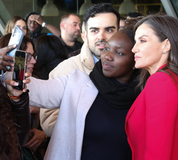 Su Majestad la Reina se fotografía con los jóvenes que se encontraban a su salida del acto