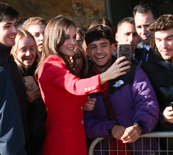 Su Majestad la Reina se fotografía con los jóvenes que se encontraban a su salida del acto