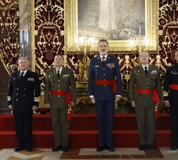 Su Majestad el Rey acompañado de los generales de división y vicealmirante recibidos en audiencia