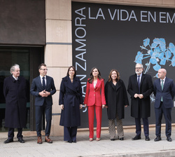 Fotografías de grupo de Doña Letizia con las autoridades y personalidades asistentes al acto