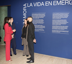 Su Majestad la Reina acompañada por la ministra de Ciencia, Innovación y Universidades, coversa con la presidenta de la Fundación Sorigue y el artista