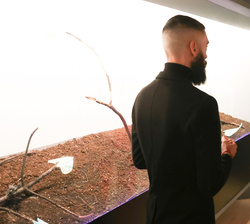 Su Majestad la Reina conversa con el artista Juan Zamora, durante su recorrido por la exposición “la vida en emergencia” 