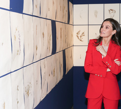 Su Majestad la Reina acompañada por el artista Juan Zamora, durante su recorrido por la exposición “la vida en emergencia” 