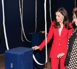 Su Majestad la Reina acompañada por la presidenta de la Fundación Sorigué, Ana Vallés, durante su recorrido por la exposición “la vida en emerge
