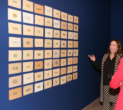 Su Majestad la Reina acompañada por la presidenta de la Fundación Sorigué, Ana Vallés, durante su recorrido por la exposición “la vida en emerge