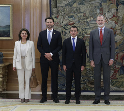 Don Felipe junto al Presidente de la República del Ecuador, Daniel Noboa; la secretaria de Estado para Iberoamérica y el Caribe y el Español en el Mun
