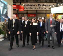 Sus Majestades los Reyes durante su recorrido por FITUR