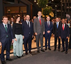 Fotografía de grupo en un momento del recorrido realizado por FITUR