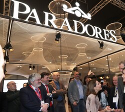 Don Felipe y Doña Letizia a su paso por el stand de Paradores