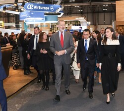 Los Reyes acompañados por el primer ministro de la República de Ecuador, Daniel Noboa, durante su recorrido por FITUR