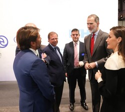 Sus Majestades los Reyes a su paso por el stand del Instituto Tecnológico Hotelero