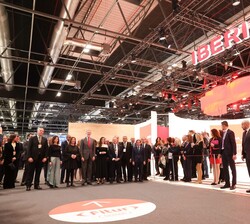 Don Felipe y Doña Letizia en el stand de IBERIA durante su recorrido por FITUR