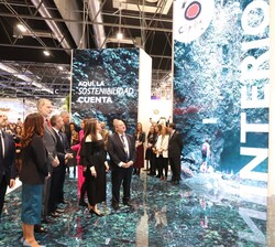 Los Reyes observan un panel a su paso por el stand de TURESPAÑA