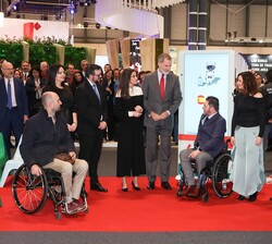 Don Felipe y Doña Letizia conversan con los responsables de FITUR4ALL