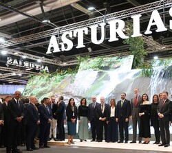 Fotografía de grupo en el stand de Asturias