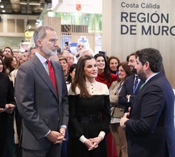 Los Reyes conversan con el presidente de la Región de Murcia, Fernando López Miras