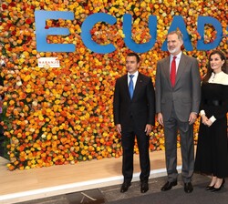 Sus Majestades los Reyes acompañados por el primer ministro de Ecuador, Daniel Noboa