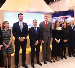 Don Felipe y Doña Letizia acompañados por las autoridades asistentes a la inauguración de FITUR en un momento de su paso por el stand de Ecuador