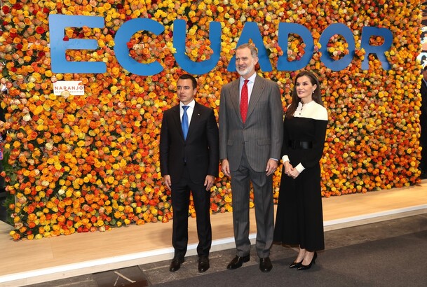 Sus Majestades los Reyes acompañados por el primer ministro de Ecuador, Daniel Noboa