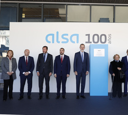 Fotografía de grupo de Su Majestad el Rey con las autoridades y la dirección de ALSA, ante una placa conmemorativa