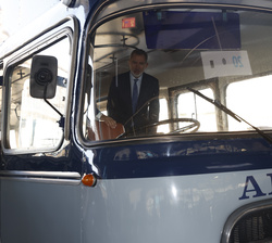 Su Majestad el Rey observa uno de los autobuses de la exposición del Grupo ALSA