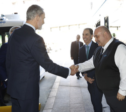 Su Majestad el Rey saluda a uno de los conductores del Grupo ALSA