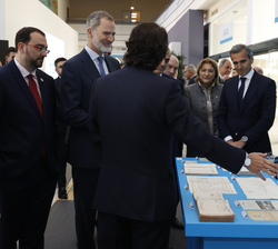 Su Majestad el Rey durante su recorrido por unos paneles sobre el Grupo ALSA