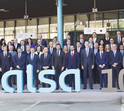Fotografía de grupo de Su Majestad el Rey con las autoridades, la dirección de ALSA y una representación de los trabajadores del Grupo