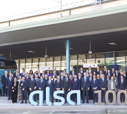 Fotografía de grupo de Su Majestad el Rey con las autoridades, la dirección de ALSA y una representación de los trabajadores del Grupo