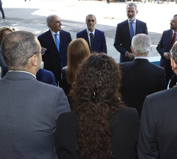 Su Majestad el Rey coversa con los miembros de la dirección de ALSA y con una representación de los trabajadores del Grupo