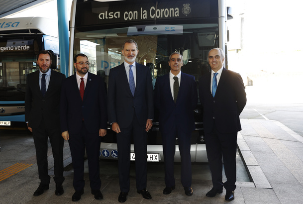 Fotografía de grupo de Su Majestad el Rey con el presidente del Principado de Asturias; el ministro de Transportes y Movilidad Sostenible; el presiden