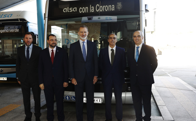Fotografía de grupo de Su Majestad el Rey con el presidente del Principado de Asturias; el ministro de Transportes y Movilidad Sostenible; el presiden