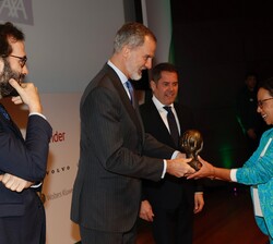 Su Majestad el Rey entrega el premio en la categoría Empresario Autónomo del Año a Esther Pinto Trujillo