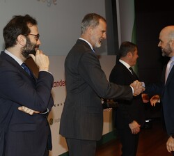 Su Majestad el Rey entrega el premio en la categoría Pyme Proyecto Emprendedor al consejero delegado de Wattson Smart Charging, Juan Camilo Roldán