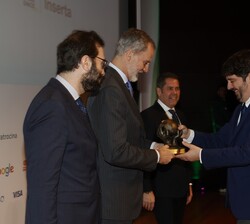 Su Majestad el Rey entrega el premio en la categoría Pyme o Empresario Autónomo por la Inclusión Laboral de Personas con Discapacidad al consejero del